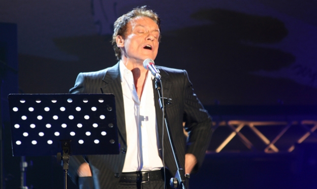 Massimo Ranieri canta al Teatro Italia.