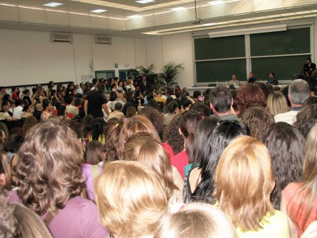 Paolo Bonolis a Lecce «insegna» televisione ai ragazzi di Comunicazione