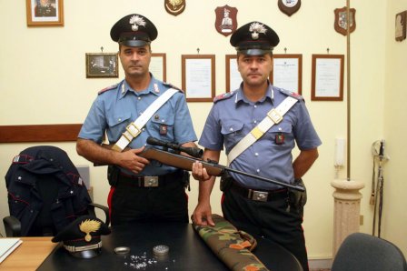 A spasso con la carabina. Nella sua Smart anche 500 proiettili: denunciato