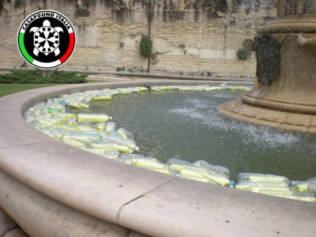 Anche a Lecce, la «Fontana dellArmonia» invasa da bottigliette e volantini