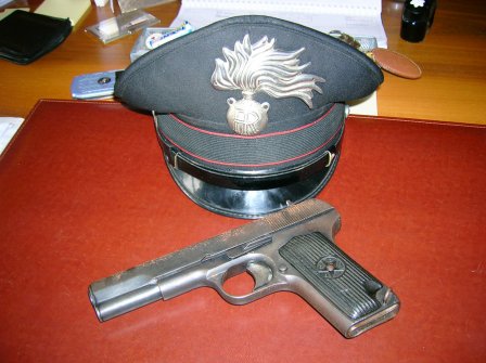 Una misteriosa pistola al vaglio dei carabinieri. Caduta dalla trave di un ascensore