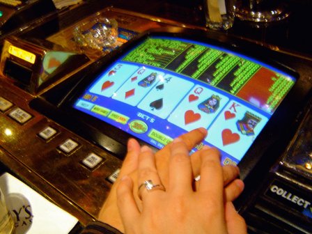 Videopoker illegali, li sequestra la finanza: denunciati in due a Gallipoli