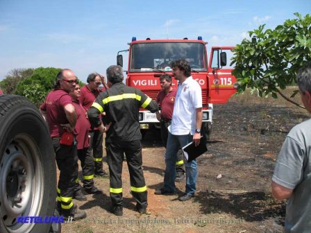 Va in campagna per bruciare le stoppie e muore carbonizzato avvolto dalle fiamme