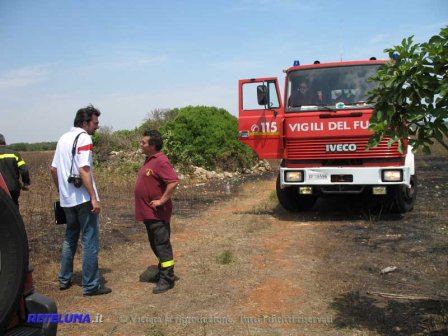 Va in campagna per bruciare le stoppie e muore carbonizzato avvolto dalle fiamme