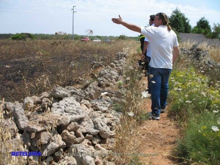 Va in campagna per bruciare le stoppie e muore carbonizzato avvolto dalle fiamme