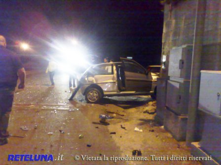 Scontro violento tra due auto in via De Mura. Una donna è in prognosi riservata