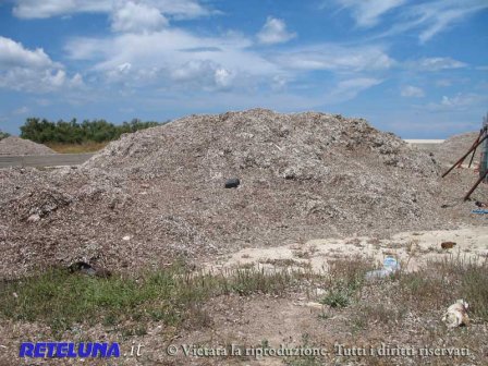 L'Ostello della Gioventù, poi le alghe maleodoranti. Inaugurazione e sequestro