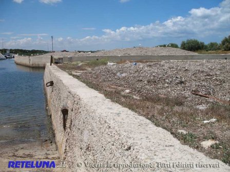 L'Ostello della Gioventù, poi le alghe maleodoranti. Inaugurazione e sequestro