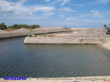 L'Ostello della Gioventù, poi le alghe maleodoranti. Inaugurazione e sequestro