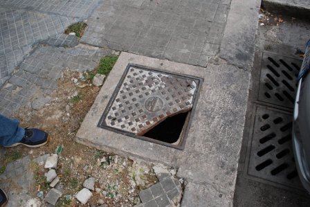 Lecce: tombini fortemente danneggiati sul viale principale e non solo