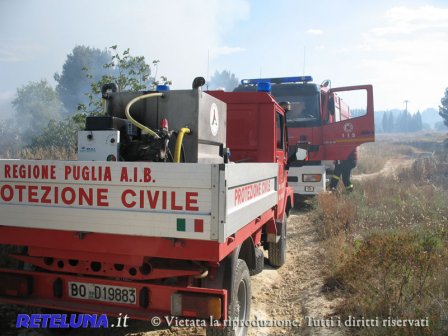 Maxi incendio a Villaggio Santa Rita. Forze impegnate da tutto il Salento