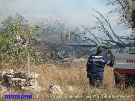 Maxi incendio a Villaggio Santa Rita. Forze impegnate da tutto il Salento