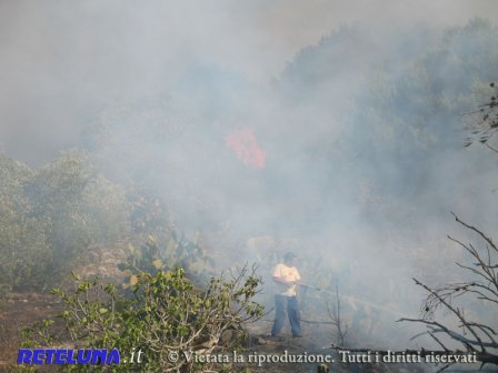 Maxi incendio a Villaggio Santa Rita. Forze impegnate da tutto il Salento