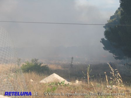 Maxi incendio a Villaggio Santa Rita. Forze impegnate da tutto il Salento