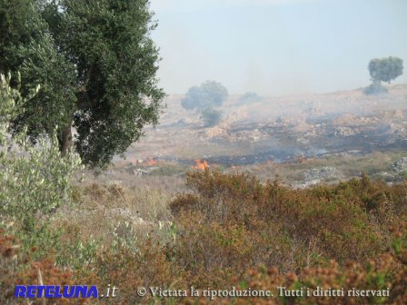 Maxi incendio a Villaggio Santa Rita. Forze impegnate da tutto il Salento