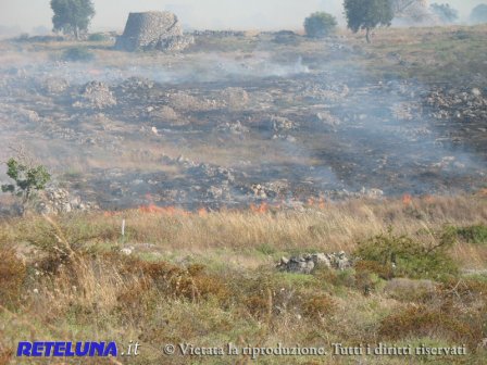 Maxi incendio a Villaggio Santa Rita. Forze impegnate da tutto il Salento