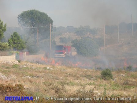 Maxi incendio a Villaggio Santa Rita. Forze impegnate da tutto il Salento