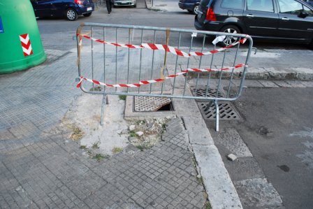 Il tombino è al sicuro: dopo la denuncia di un cittadino, ecco una transenna