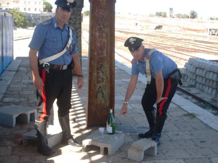 Giocavano a carte bevendo vino frizzante. In sei segnalati per non essere a scuola