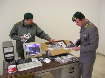 Cd, dvd, supporti magnetici riprodotti illecitamente: tutti illegali sono stati sequestrati