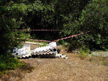 Melendugno, amianto sul terreno, pericolo e nocivo sequestrato dalla forestale