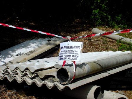 Melendugno, amianto sul terreno, pericolo e nocivo sequestrato dalla forestale