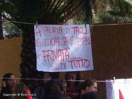 Dispersione scolastica a Nardò. Galatina, sit-in di protesta studentesco