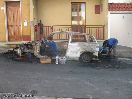 Auto in fiamme a Matino. Nella notte un incendio distrugge un'Alfa Romeo 145