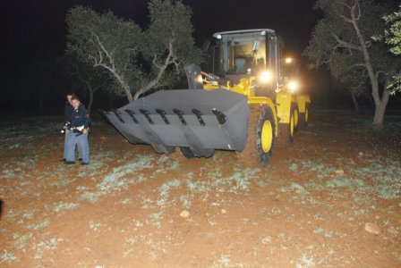 Conflitto a fuoco per gli escavatori, e quattro ladri sono messi in fuga