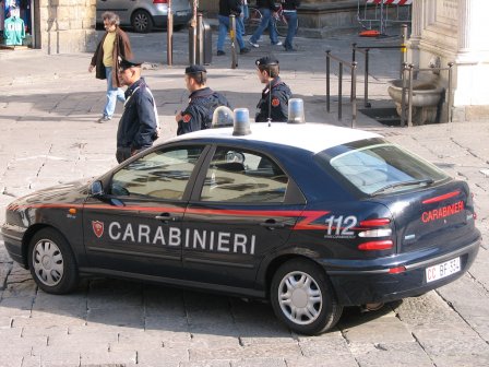 Fermate perché senza casco, chiamano il cognato neretino che aggredisce i carabinieri