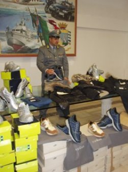 Capi d'abbigliamento e calzature falsi: denunciato un 48enne del napoletano