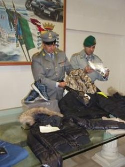 Capi d'abbigliamento e calzature falsi: denunciato un 48enne del napoletano