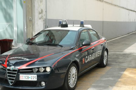 Minaccia la madre di morte per telefono, poi in caserma dinanzi ai carabinieri