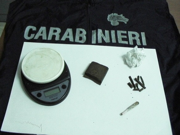 Nascondeva l'hashish nella legnaia, arrestata.