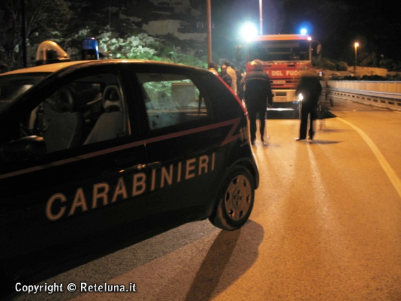 Cade nel vuoto, fratture al bacino.