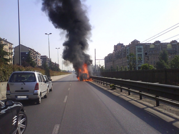 Autovettura in fiamme, e cassonetto bruciato.