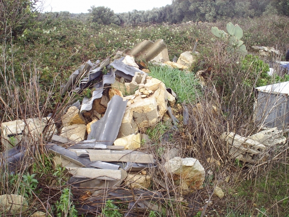 Eternit, frigoriferi, carrozzeria di un ciclomotore.