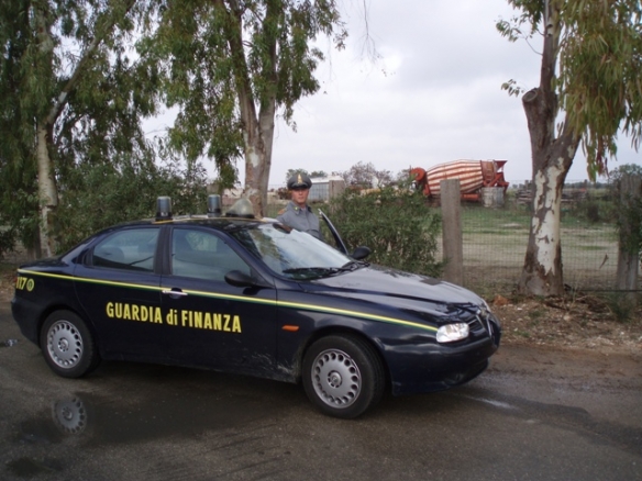 Copertoni, asfalto e materiale di risulta.