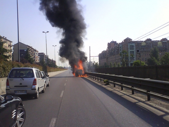 Collepasso, in fiamme l'auto di un operaio.
