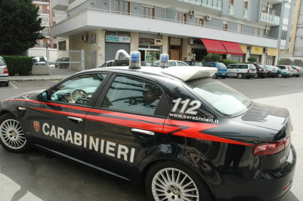 Lequile, bloccato con un coltello e rapinato.