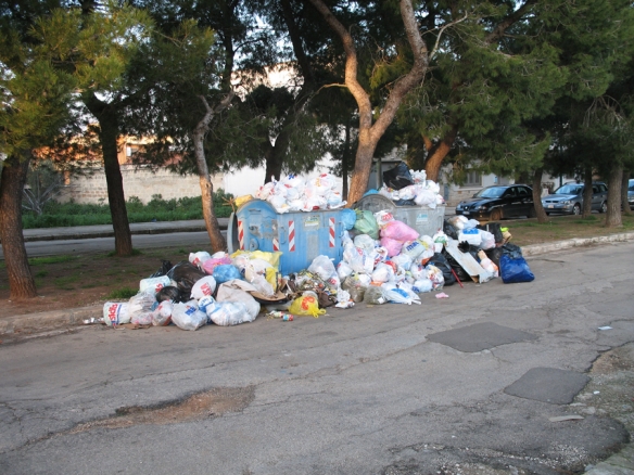 Cassonetti stracolmi nel Salento.