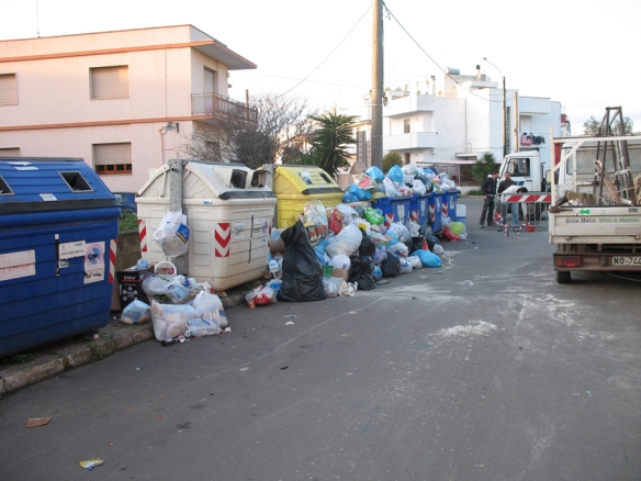 Cassonetti stracolmi nel Salento.