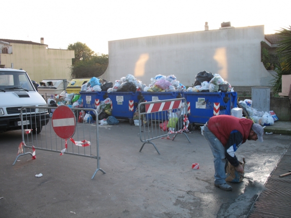 Cassonetti stracolmi nel Salento.