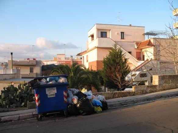 Cassonetti stracolmi nel Salento.