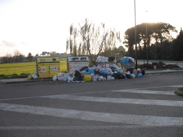 Cassonetti stracolmi nel Salento.