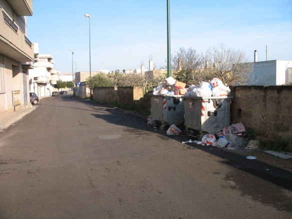 Cassonetti stracolmi nel Salento.