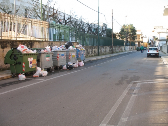 Cassonetti stracolmi nel Salento.