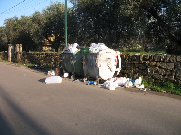 Cassonetti stracolmi nel Salento.