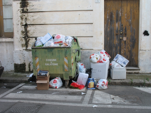 Cassonetti stracolmi nel Salento.