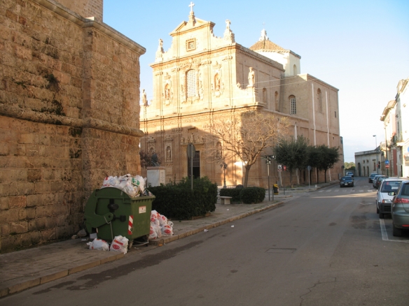 Cassonetti stracolmi nel Salento.